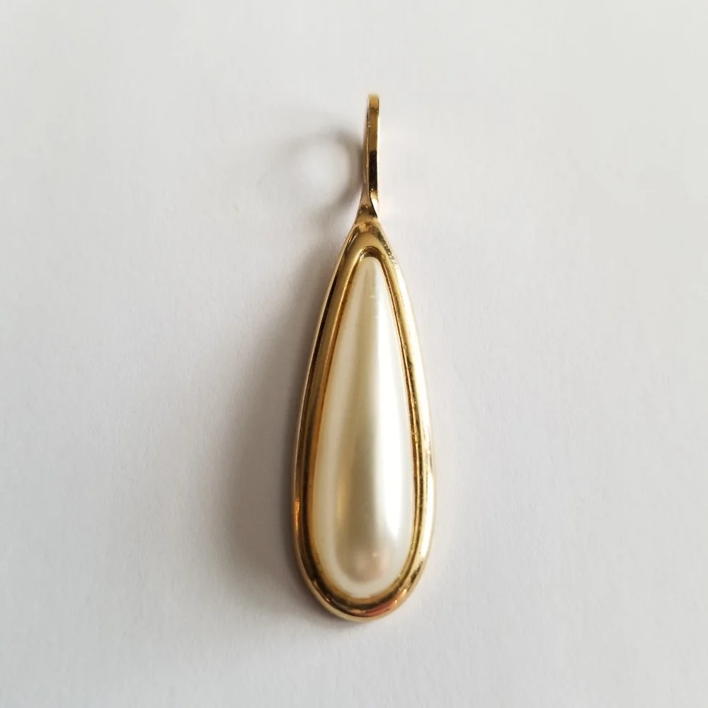 Relisted -Vintage teardrop pendant faux pearl gold tone metal - Picture 9 of 9